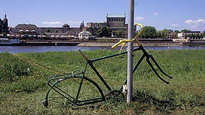 Neustädter Elbufer: Fahrradleiche an der Elbe - Dresden
