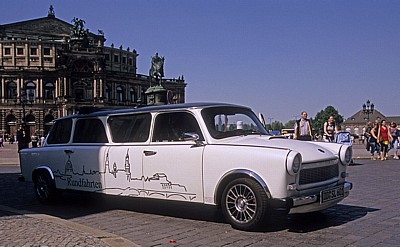 Innere Altstadt: Stretch-Trabi auf dem Theaterplatz - Dresden