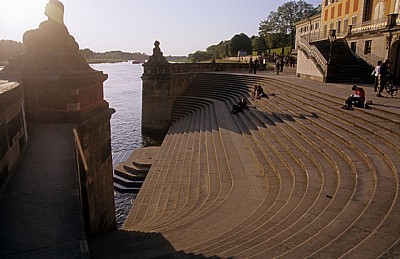 Schloßpark Pillnitz: Treppen des Wasserpalais zur Elbe - Dresden