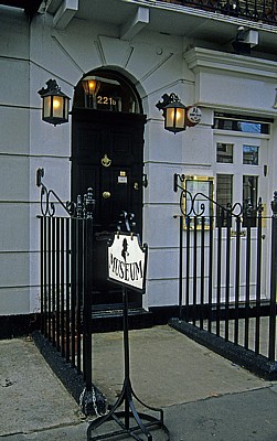 221b Baker Street: Sherlock Holmes Museum  - London