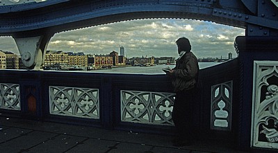 Blick von der Tower Bridge auf die Docklands  - London