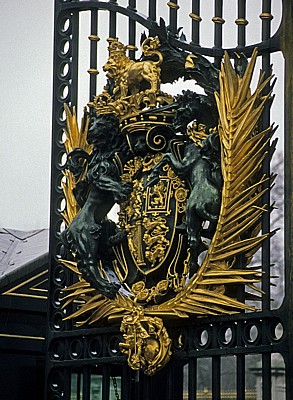 Buckingham Palace: Emblem am Tor - London