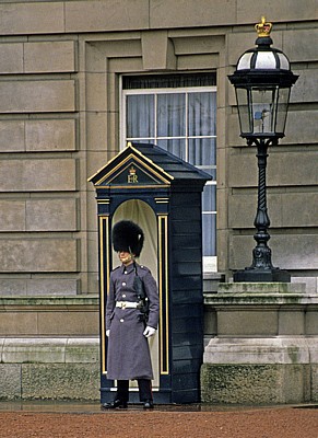 Buckingham Palace - Changing of the Guard - London