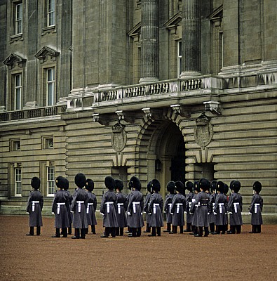 Buckingham Palace - Changing of the Guard - London