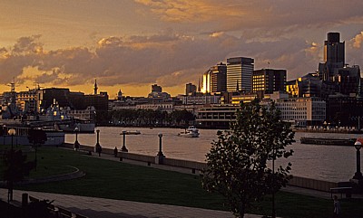 Blick über die Themse auf die Skyline - London