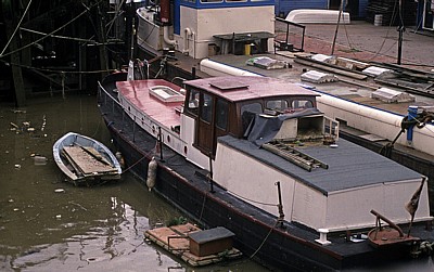 Bewohntes Boot auf der Themse  - London
