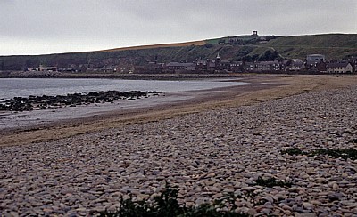 Blick über den Strand auf den Ort - Stonehaven