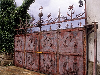 Eisernes Tor mit Pilgersymbolen - Ayegui