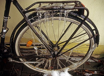 Altes Fahrrad: Hinterrad mit Eiszapfen - Osnabrück