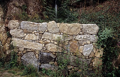 Jakobsweg (Caminho Português): Natursteinmauer mit kleinem Wasserfall - Rubiães