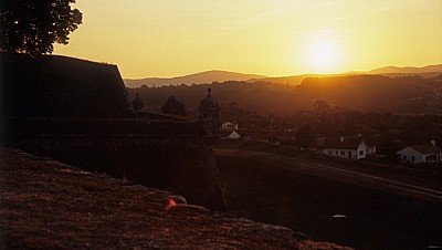 Blick über die Fortaleza (Festung) auf den Sonnenuntergang - Valença