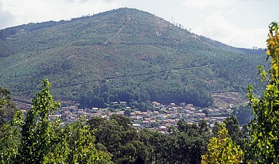 Jakobsweg (Caminho Português): Blick auf ein Dorf - Monte Cornedo