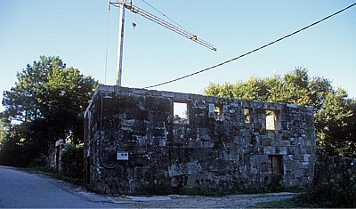 Jakobsweg (Caminho Português): Ruine der Herberge von Malaposta - Lomba