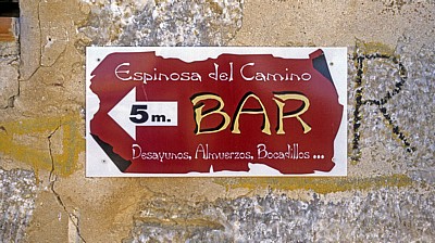Hinweisschild: Noch 5 Meter bis zur nächsten Bar! - Espinosa del Camino