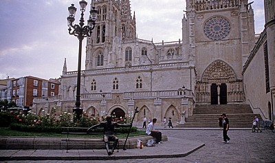 Bronzene Pilgerstatue vor der Catedral de Burgos (Kathedrale) - Burgos