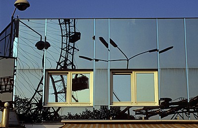 Wiener Prater: Spiegelung des Riesenrades in einer Fassade - Wien
