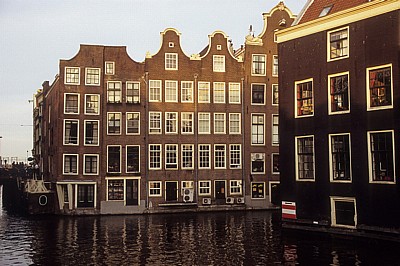 Oudezijds Voorburgwal / Ecke Achterburgwal: Grachtenhäuser - Amsterdam