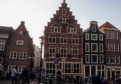 Oudezijds Voorburg Wal: Grachtenhäuser - Amsterdam