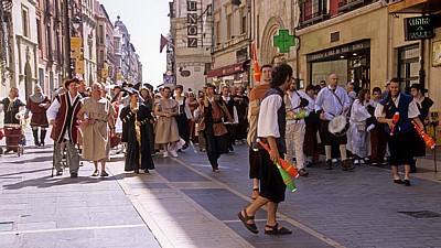 Altstadt: Umzug in der Calle Ancha (Festividad del Corpus Christi) - León