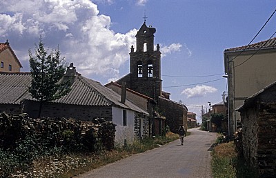 Jakobsweg (Camino Francés): Pilger in El Ganso - El Ganso