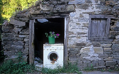 Jakobsweg (Camino Francés): Mit Blumen bepflanzte alte Waschmaschine - Las Herrerías