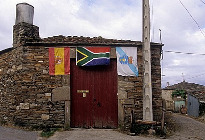 Jakobsweg (Camino Francés): Casa Banderas (Haus der Flaggen) - Vilachá