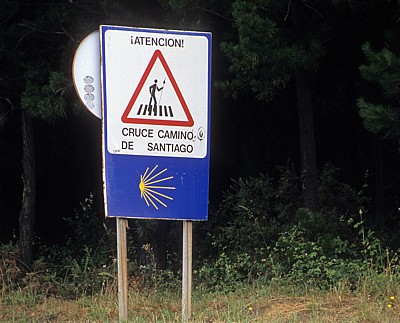 Jakobsweg (Camino Francés): Verkehrsschild „Attention! Cruce de Camino de Santiago” - Galicia