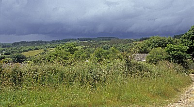 Jakobsweg (Camino Francés): In der Landschaft versteckte Steinhäuser - Galicia