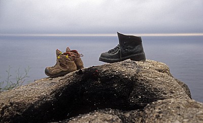 Jakobsweg (Camino a Fisterra): Von Pilgern zurückgelassene Schuhe - Kap Finisterre
