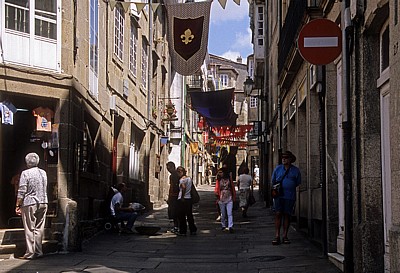 Altstadt: Festlicher Schmuck für den mittelalterlichen Markt - Santiago de Compostela