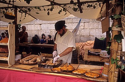 Altstadt: Praza da Quintana – Mittelalterlicher Markt: Brotstand - Santiago de Compostela