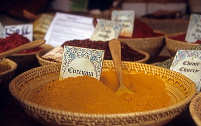 Altstadt: Praza da Quintana – Mittelalterlicher Markt: Gewüze (Curcuma) - Santiago de Compostela