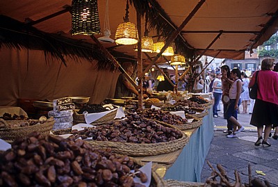 Altstadt: Praza da Quintana – Mittelalterlicher Markt: Stand für getrocknete Früchte - Santiago de Compostela