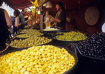 Altstadt: Praza da Quintana – Mittelalterlicher Markt: Stand für Oliven & Co. - Santiago de Compostela
