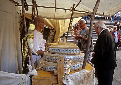 Altstadt: Praza da Quintana – Mittelalterlicher Markt: Käsestand - Santiago de Compostela