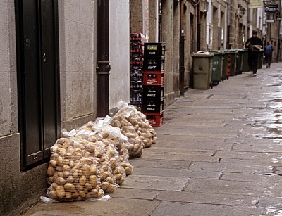 Altstadt: Kartoffelsäcke und Getränke vor einer Tapas-Bar - Santiago de Compostela