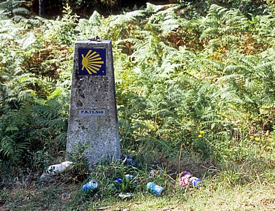 Jakobsweg (Caminho Português): Camino-Wegstein – umlagert von Müll - Pontevedra