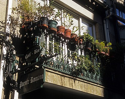 Jakobsweg (Caminho Português): Calle Real – Balkon mit Blumentöpfen - Caldas de Reis