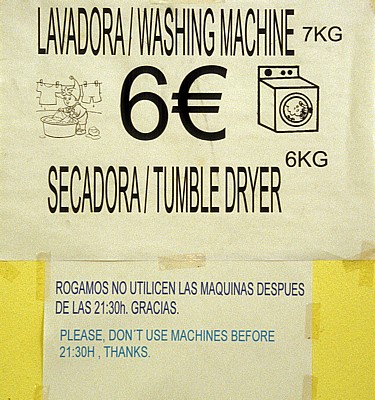 Jakobsweg (Caminho Português): Albergue Caldas de Reis – Hinweisschild für Waschmaschine und Trockner - Caldas de Reis