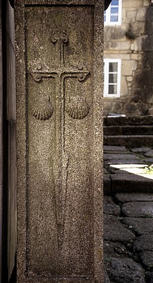 Jakobsweg (Caminho Português): Säule mit Pilgersymbolen (Jakobskreuz und -muscheln) - Padrón
