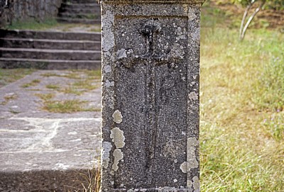 Jakobsweg (Caminho Português): Santiaguiño do Monte - Säule mit Pilgersymbol (Jakobskreuz) - Padrón