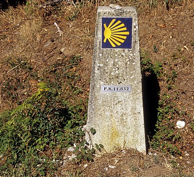 Jakobsweg (Caminho Português): Auf dem Weg nach Milladoíro - Camino-Wegstein - Galicia