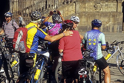 Jakobsweg (Caminho Português): Radpilger nach ihrer Ankunft auf dem Plaza del Obradoiro - Santiago de Compostela