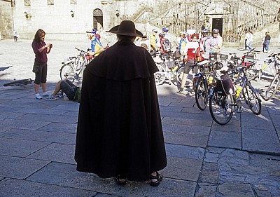 Jakobsweg (Caminho Português): Plaza del Obradoiro – Radpilger vor der Catedral de Santiago de Compostela (Kathedrale) - Santiago de Compostela