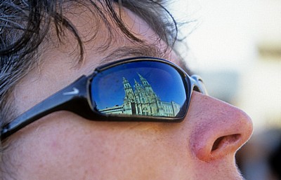 Jakobsweg (Caminho Português): Spiegelung der Catedral de Santiago de Compostela (Kathedrale) in einer Sonnenbrille - Santiago de Compostela