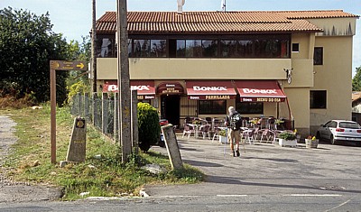Jakobsweg (Camino a Fisterra): Pilger vor der Bar “Meson Alto do Vento” - Ventosa