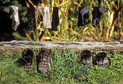Jakobsweg (Camino a Fisterra): Schuhe und Socken werden gelüftet - Trasmonte