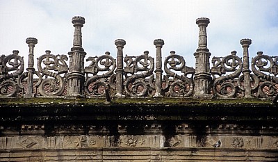Catedral de Santiago de Compostela (Kathedrale): Ostfassade - Dachfries - Santiago de Compostela