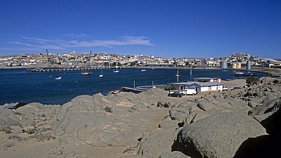 Blick über die Haifischinsel auf den Roberthafen und den Ort Lüderitz - Lüderitz