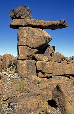 Spielplatz der Riesen: Dolerit-Felsen (im oberen Bereich mit Wüstenlack überzogen) - Karas